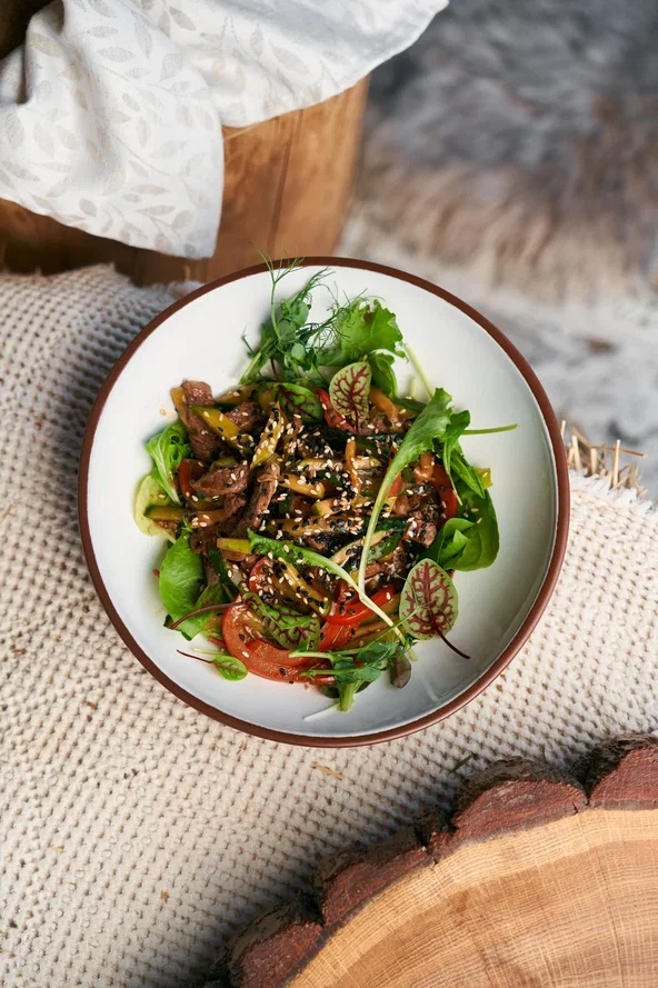 Тёплый салат на тайский манер с говяжьей вырезкой и соусом унаги