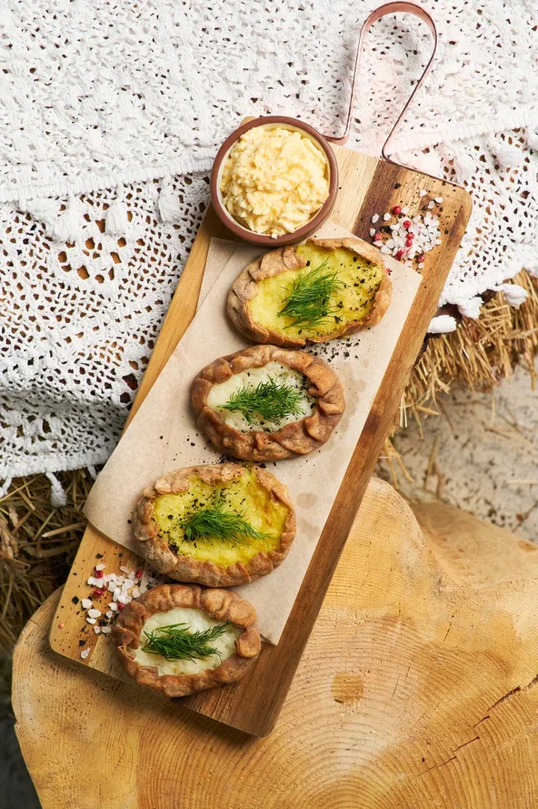 Пара карельских калиток с рисом и картофелем