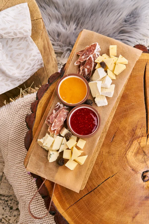 Сырные дары с фермы нежные и пикантные, с медом и вареньем