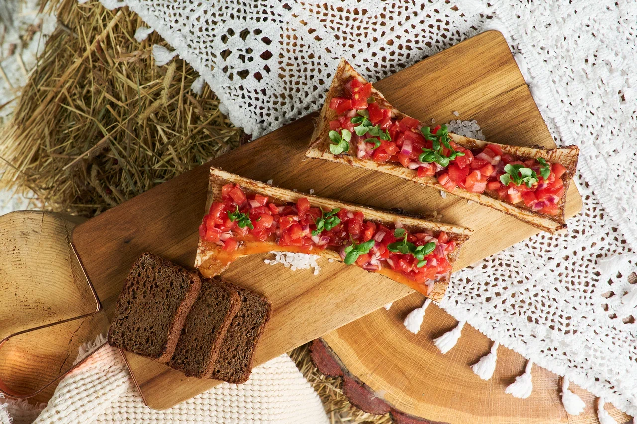 Закуска первобытная. Костный мозг с томатной сальсой и поджаренным бородинским хлебом