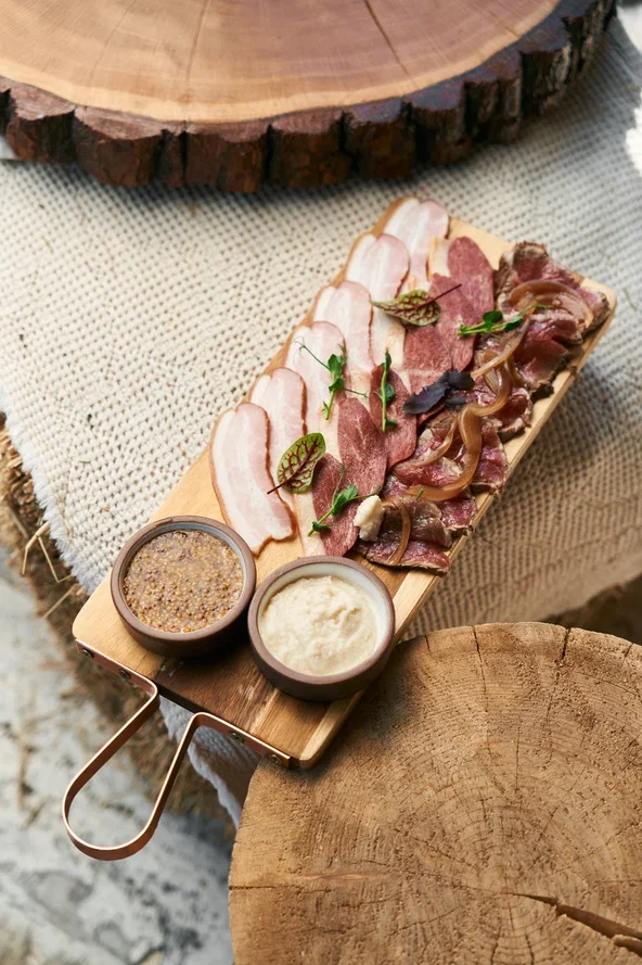 Блюдо мясных яств