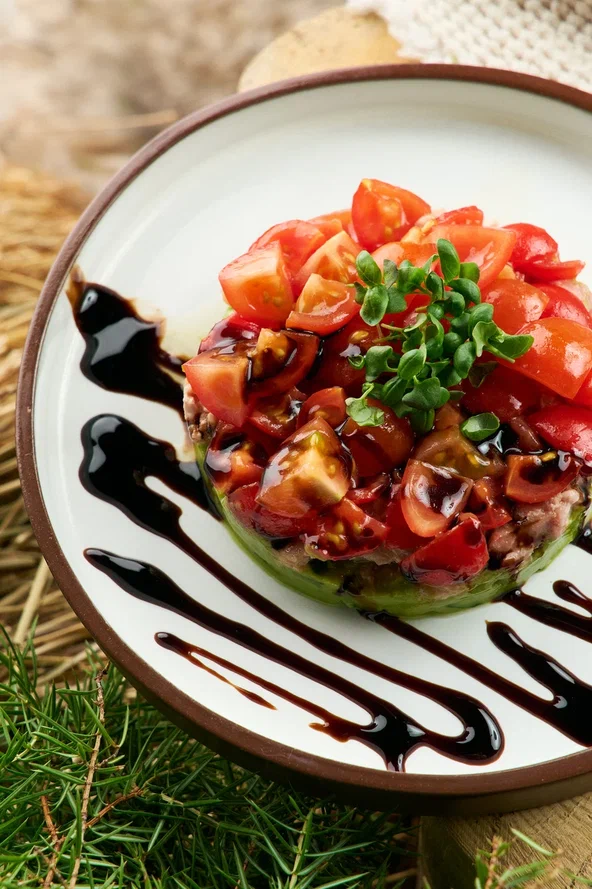 Фирменный салат от Шефа с гуакамоле, тунцом и томатами